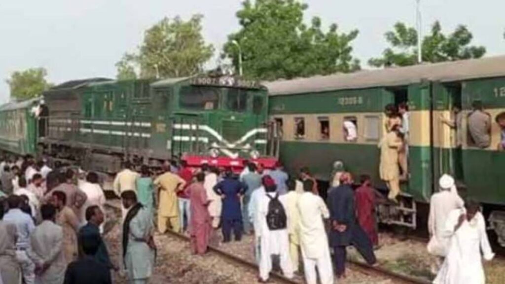 Green Line train accident in Pakistan - Footage of Express derails in Ghotki
