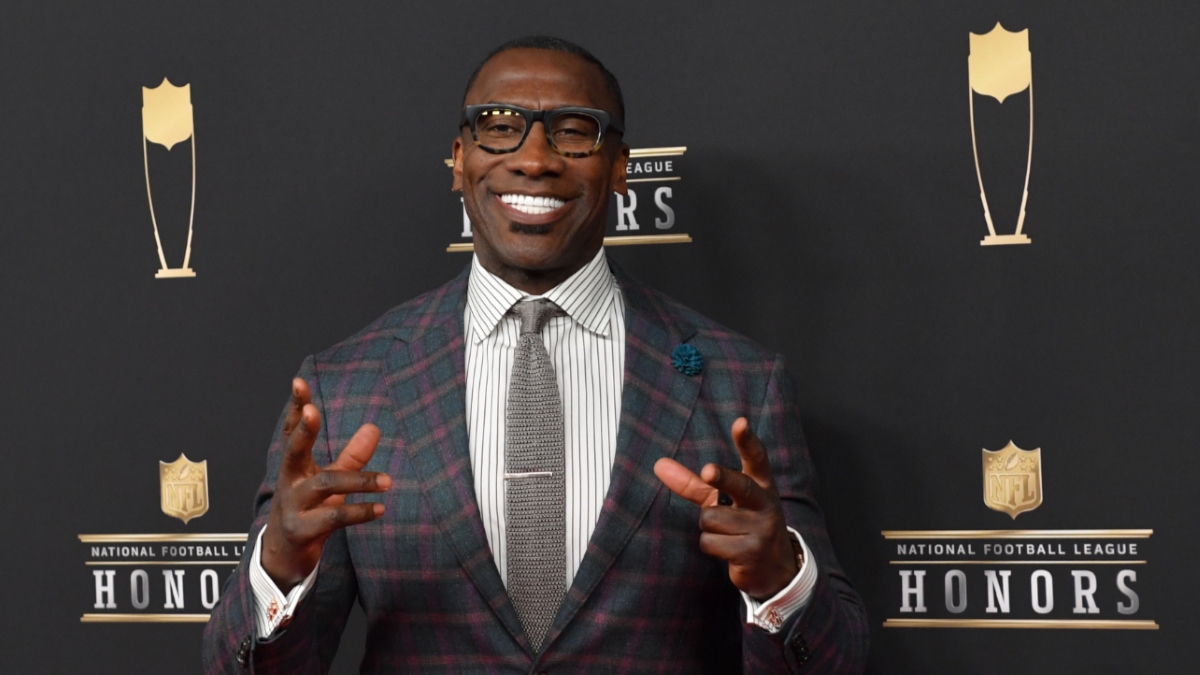 Shannon Sharpe showing peace sign