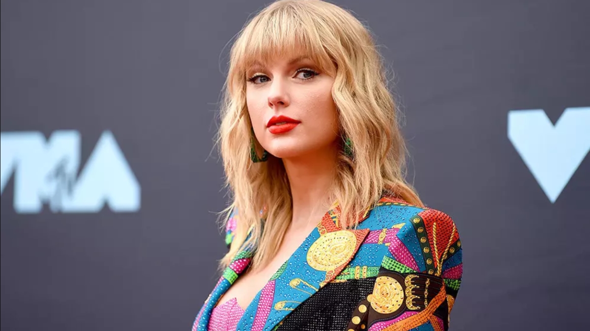 Taylor Swift on VMAs red carpet